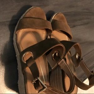 Vionic women’s wedge sandals